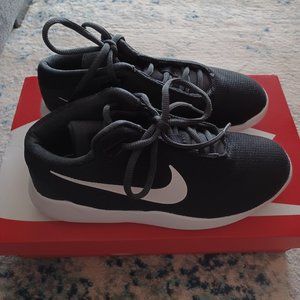 Nike Shot Caller Mid-Top Sneaker, Women's 6M, Black/White